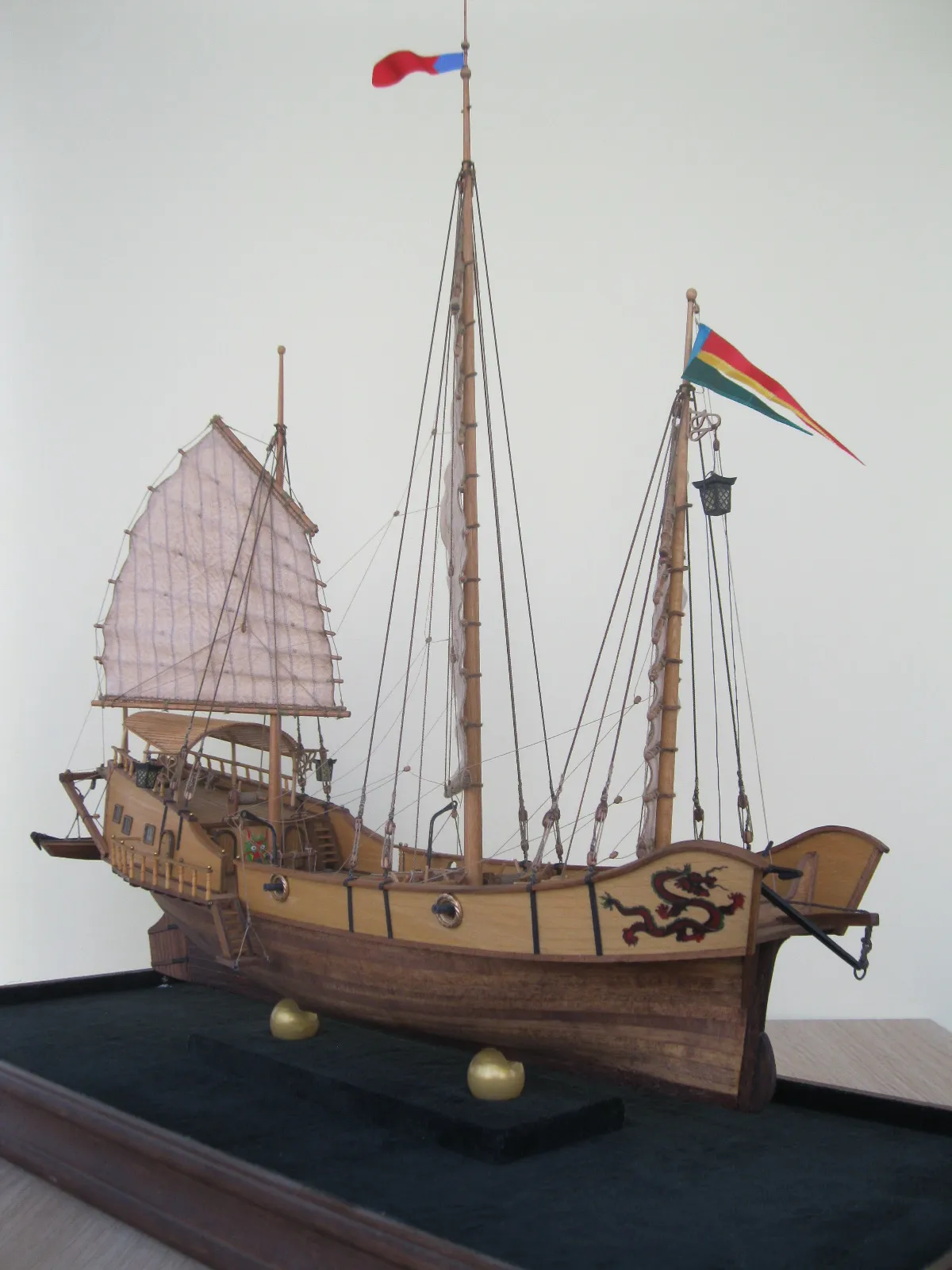 Модель корабля Джонка „RED DRAGON“  - Верфь на Столе