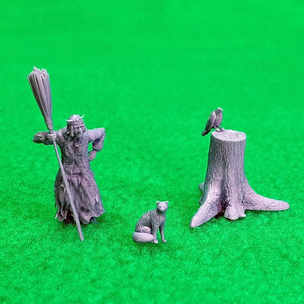 Фигурка Баба-Яга с метлой масштаб 1:72