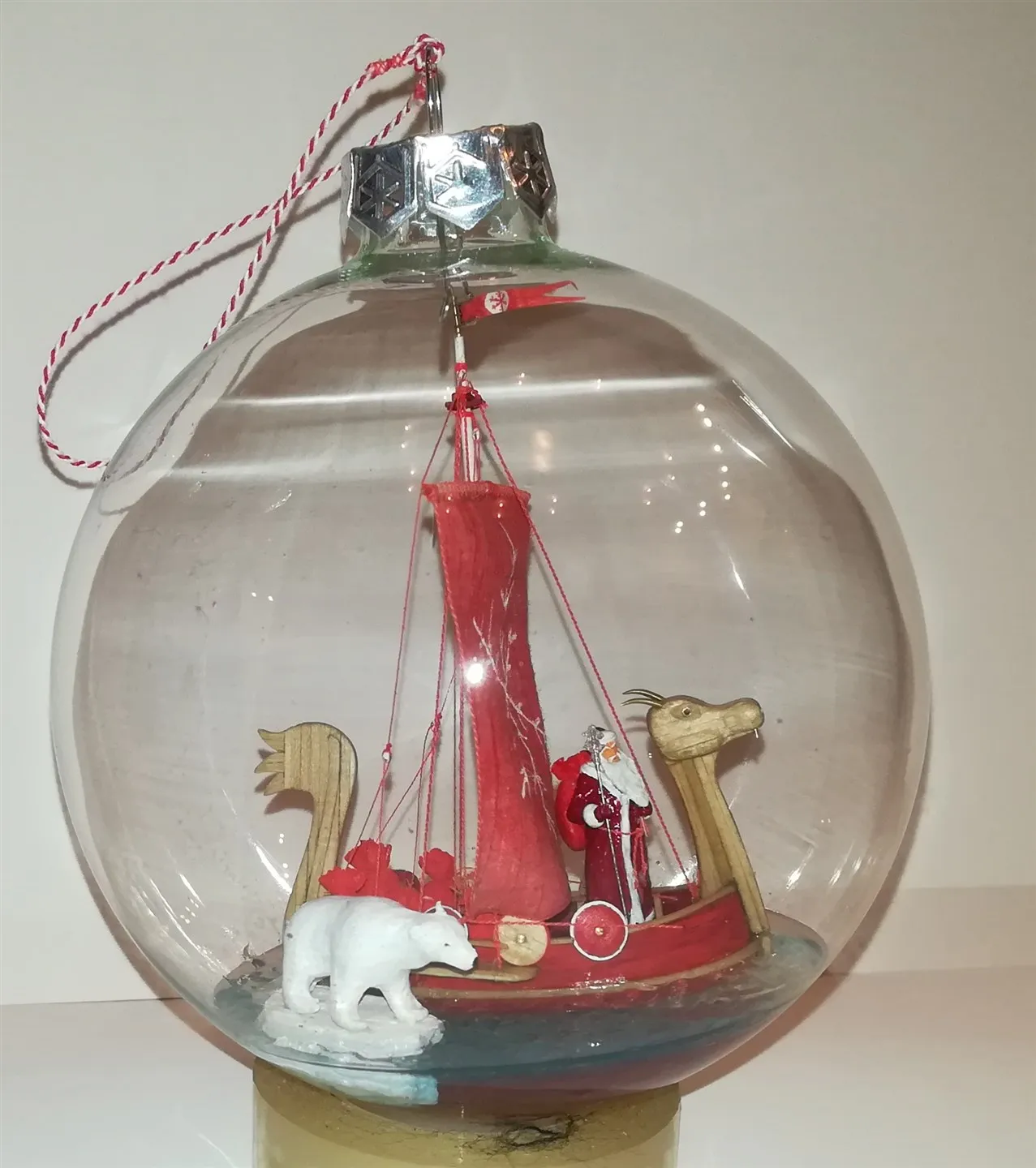 Модель корабля композиция в елочном шаре “Дед Мороз везет подарки”  - Верфь на Столе