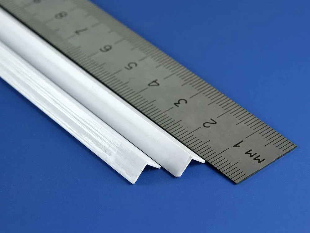 Уголок пластиковый 6,3х6,3 мм, 2 шт/уп.