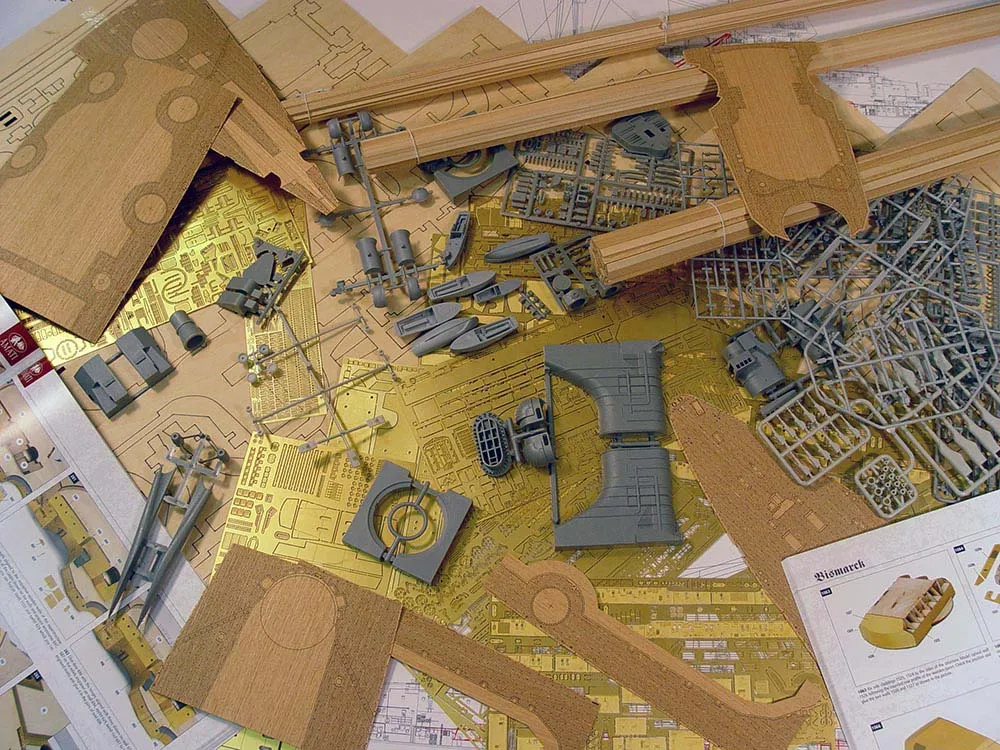 Линкор Bismarck (Бисмарк) + (Полный набор инструментов, клея, краски и грунтовка)