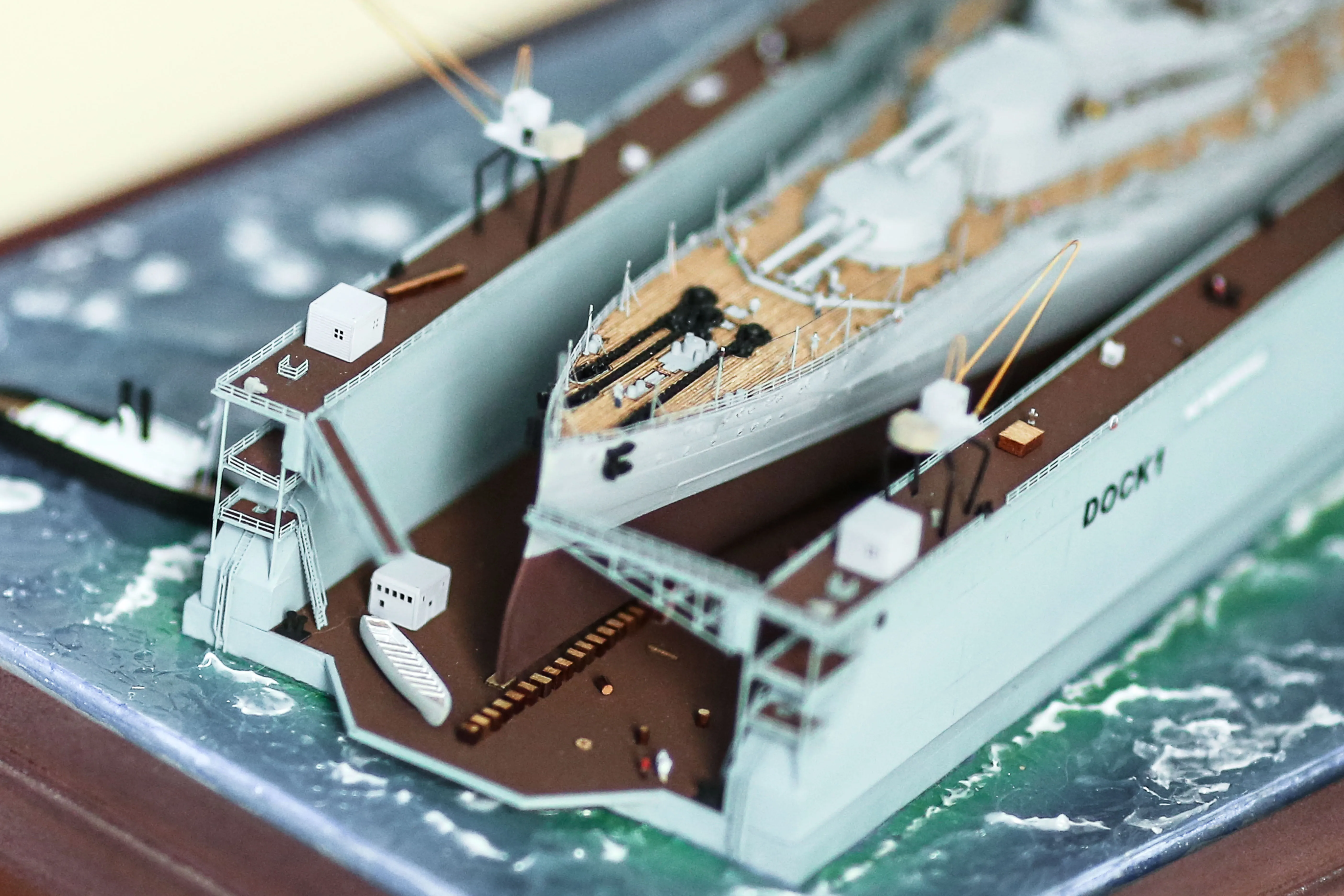 Модель корабля Линкор "Квин Элизабет" в доке - Верфь на Столе