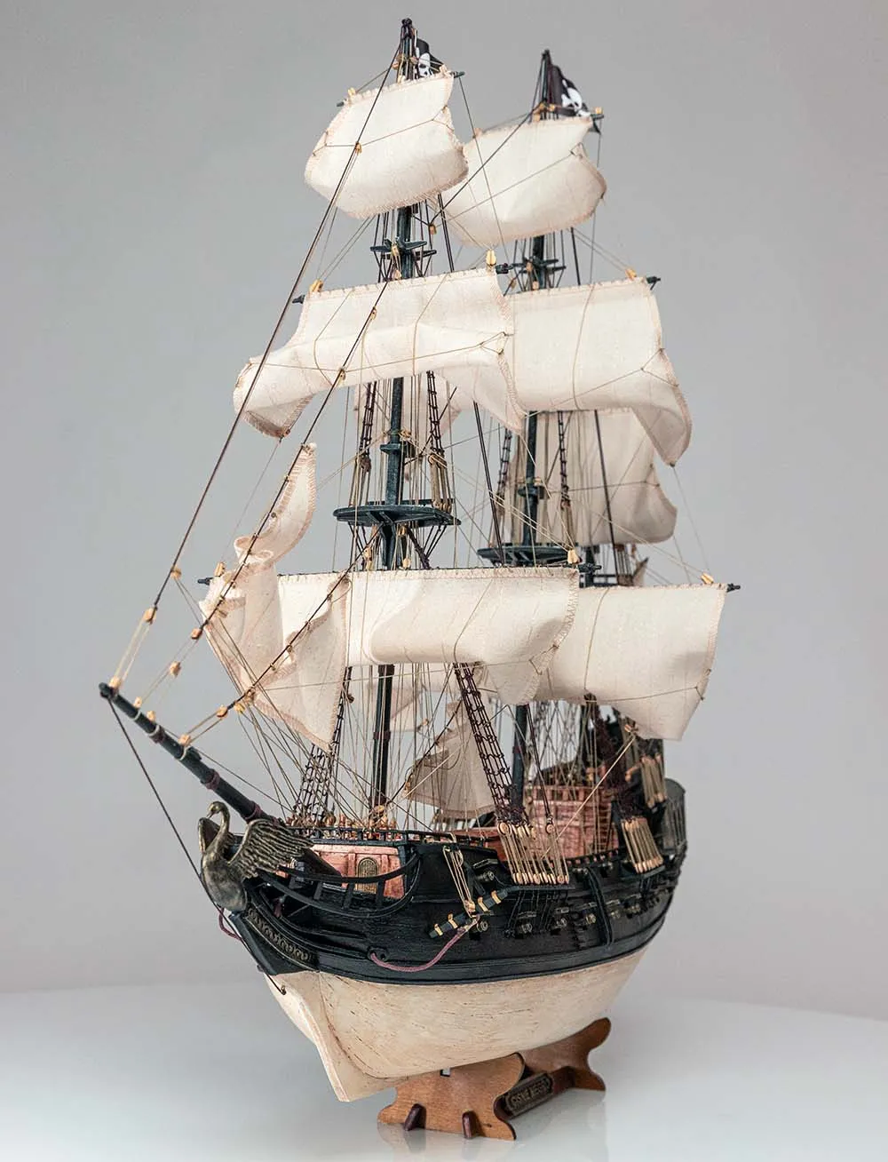 Black Swan, пиратский корабль + (Полный набор инструментов, клея и краски)