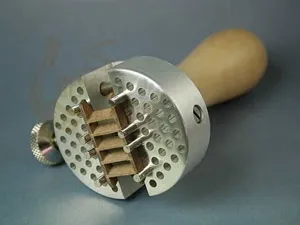 Ручной зажим с деревянной ручкой