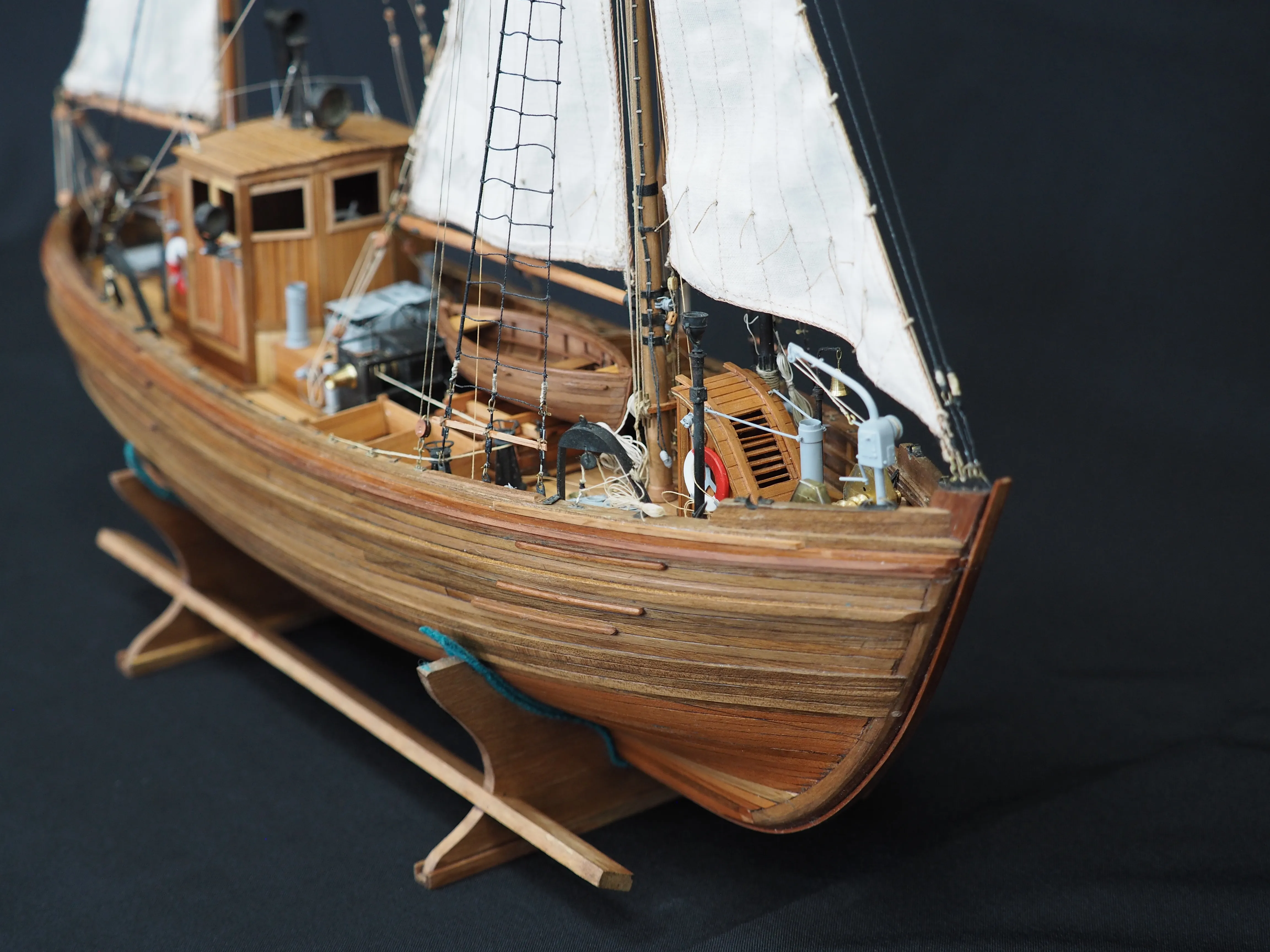 Модель корабля 17 метровый траловый рыболовный бот ГДР - Верфь на Столе