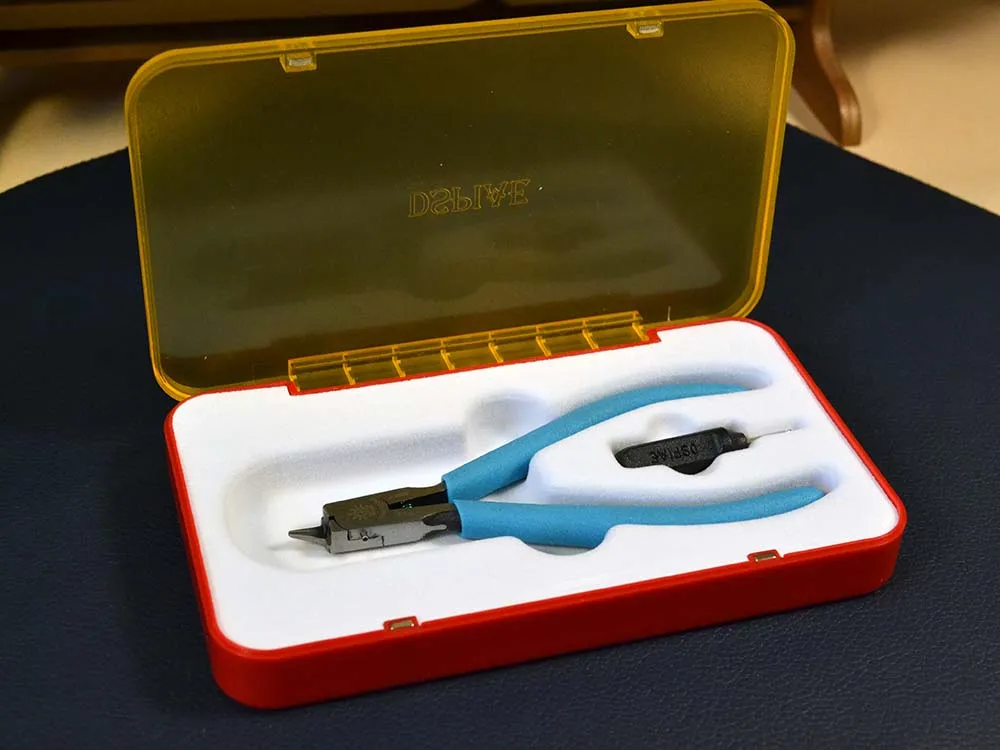 Футляр красно-черный для хранения кусачек Футляр красно-черный для хранения кусачек