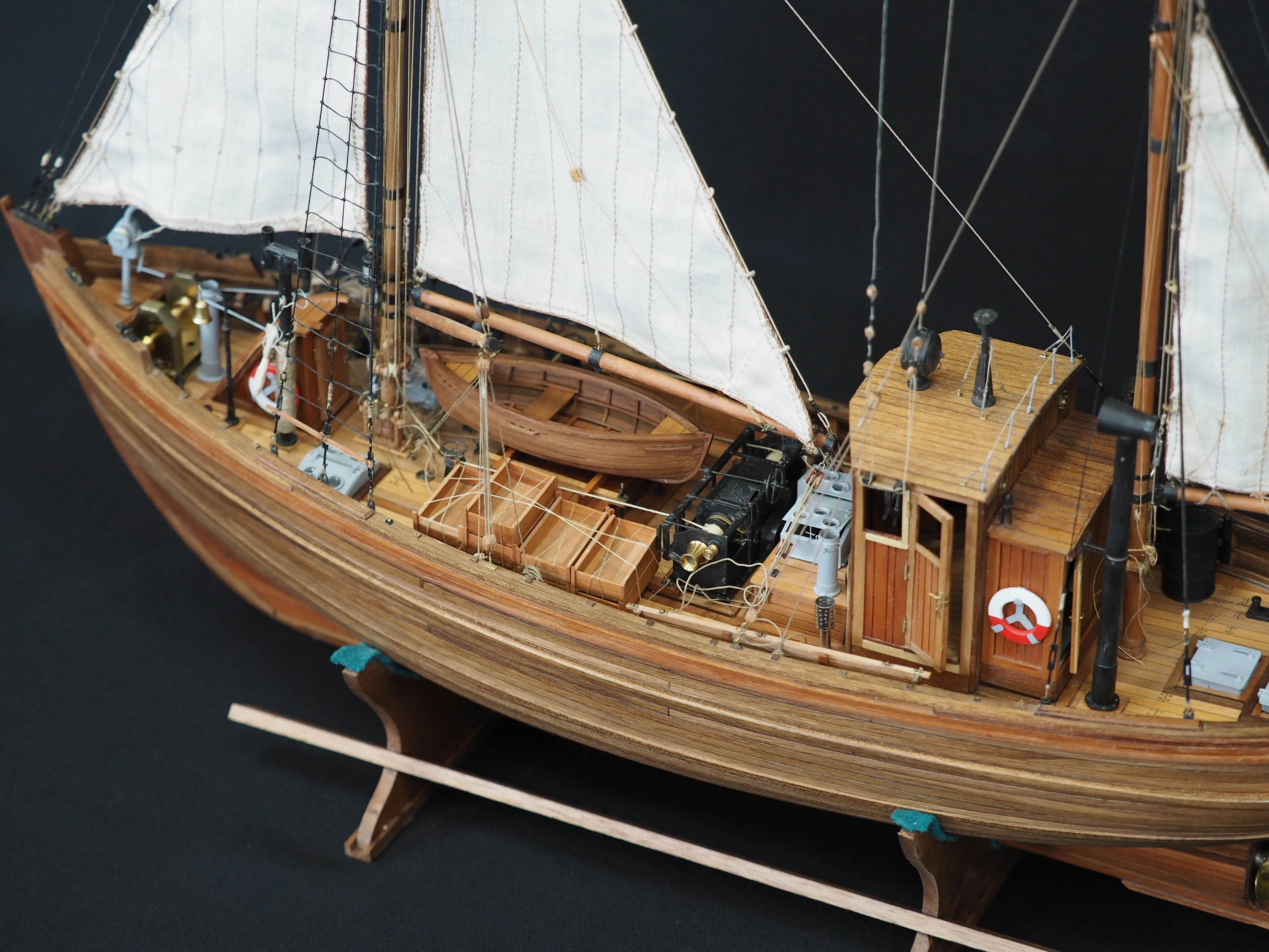 Модель корабля 17 метровый траловый рыболовный бот ГДР - Верфь на Столе