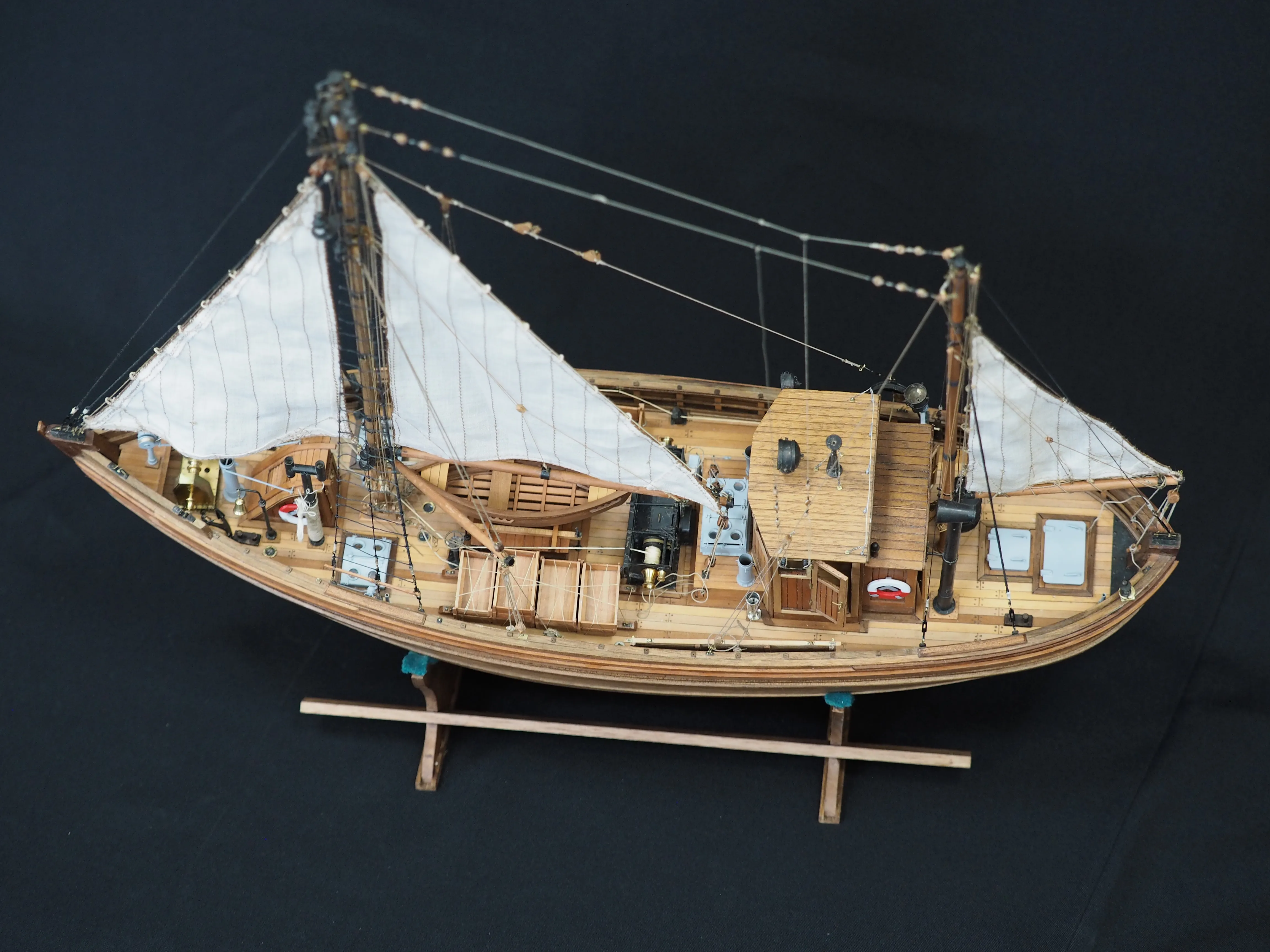 Модель корабля 17 метровый траловый рыболовный бот ГДР - Верфь на Столе