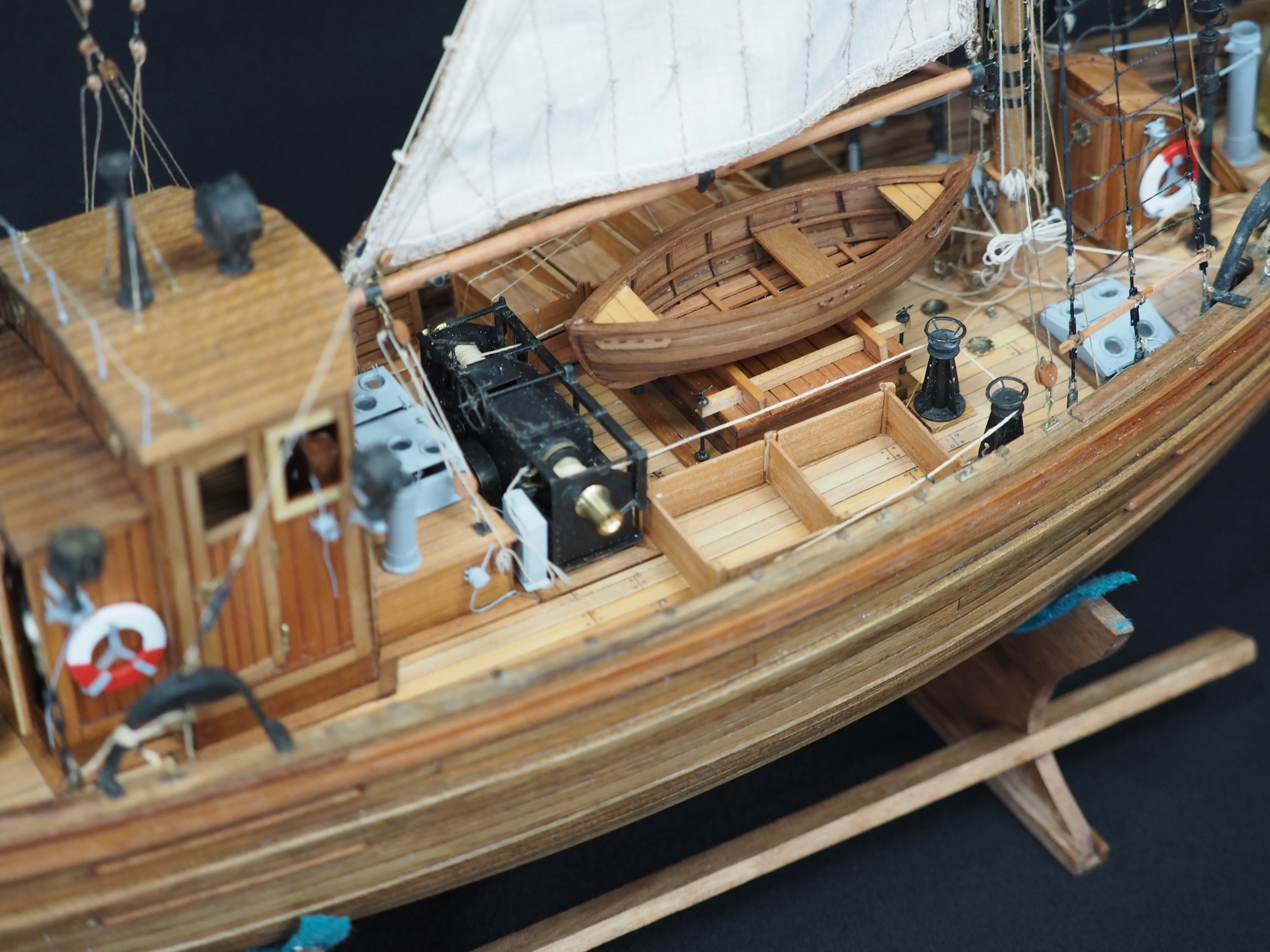 Модель корабля 17 метровый траловый рыболовный бот ГДР - Верфь на Столе