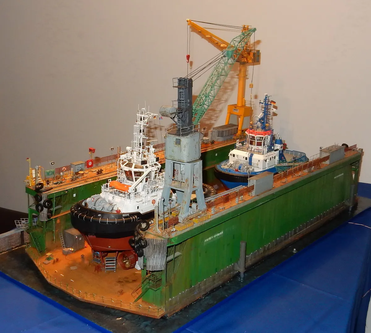 Модель корабля Drydock Lloyd ship yard - Верфь на Столе