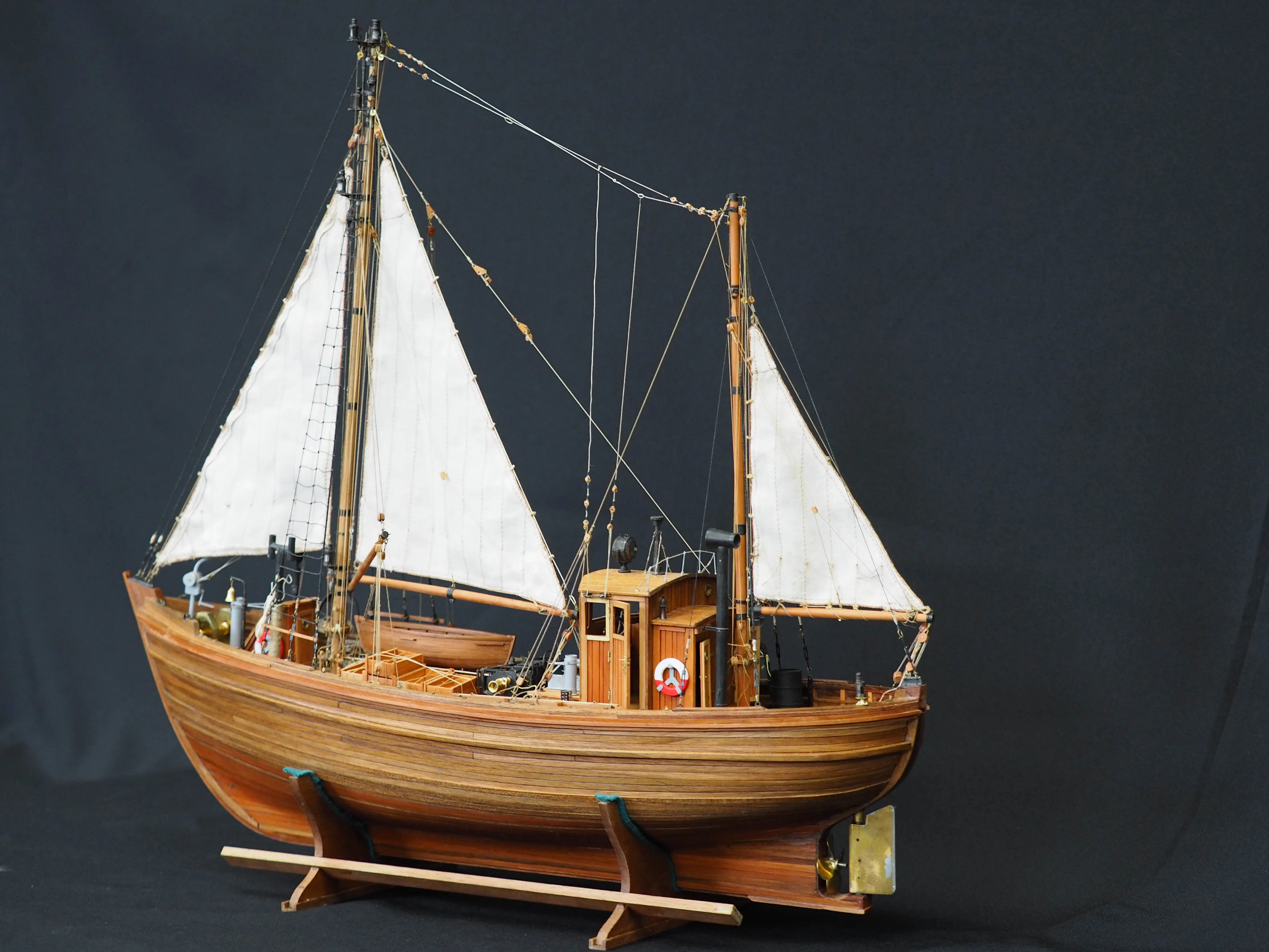 Модель корабля 17 метровый траловый рыболовный бот ГДР - Верфь на Столе