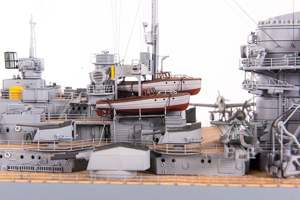 Линкор Bismarck (Бисмарк) + (Стартовый набор инструментов) Линкор Bismarck (Бисмарк) + (Стартовый набор инструментов)