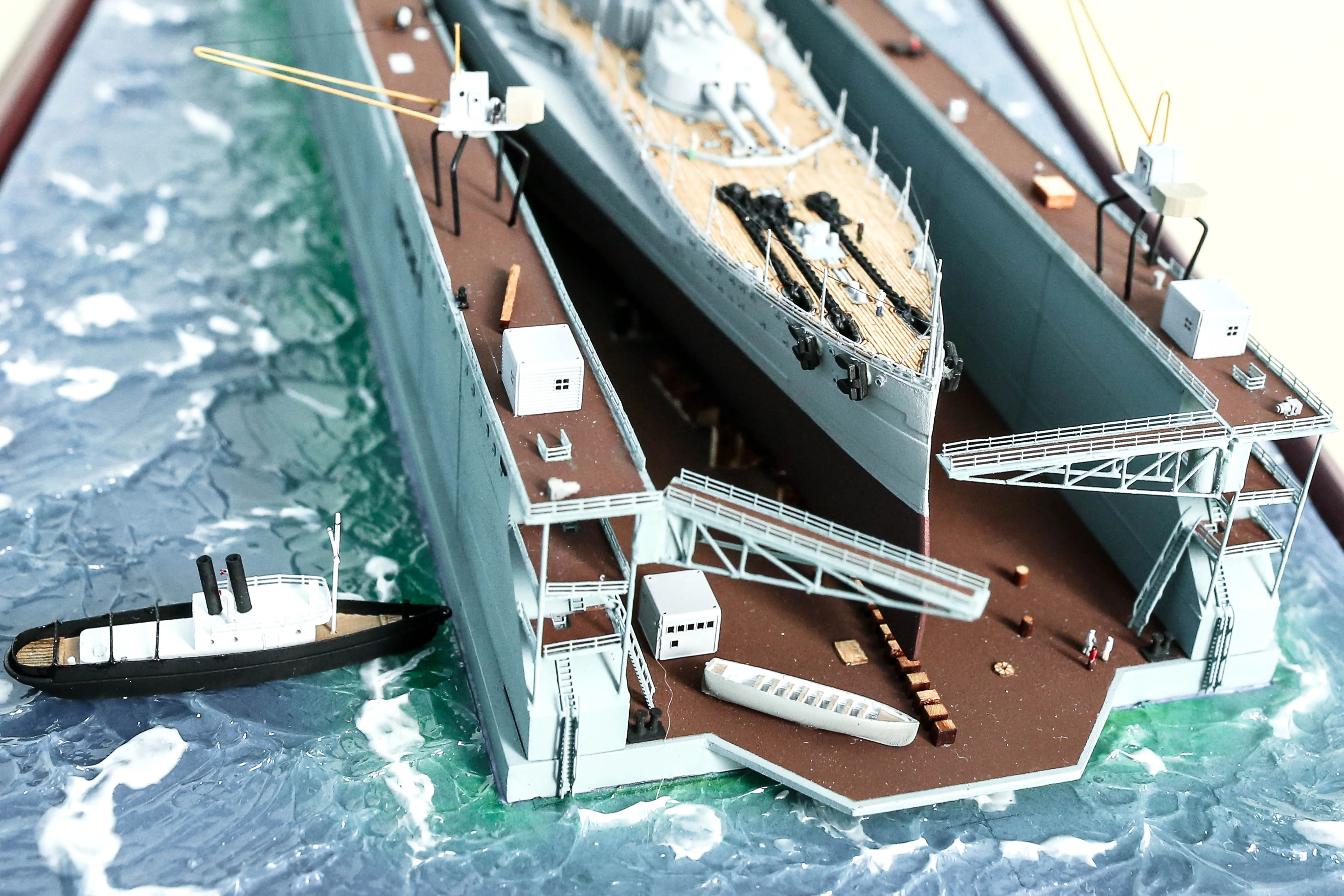 Модель корабля Линкор "Квин Элизабет" в доке - Верфь на Столе