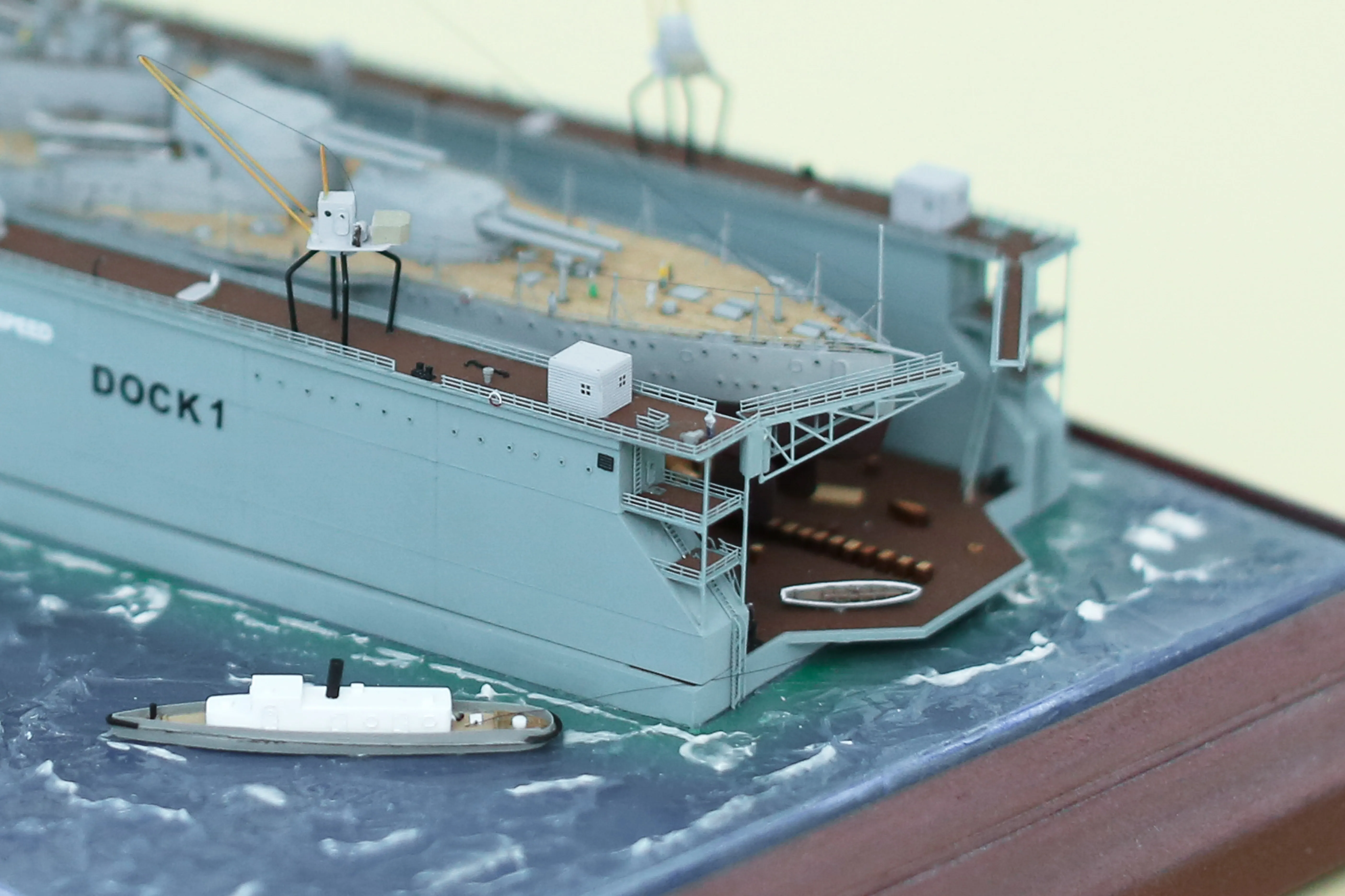 Модель корабля Линкор "Квин Элизабет" в доке - Верфь на Столе