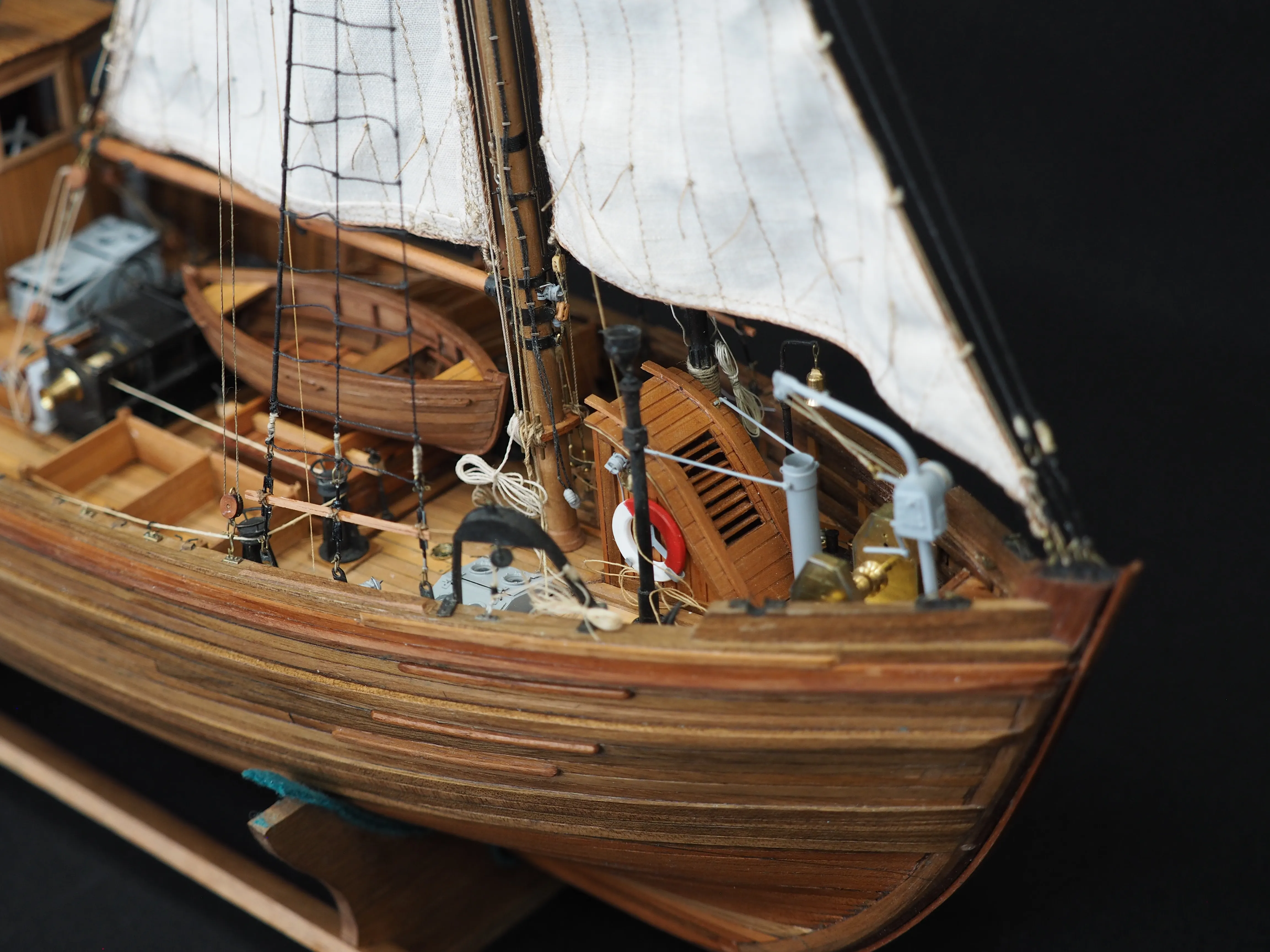 Модель корабля 17 метровый траловый рыболовный бот ГДР - Верфь на Столе