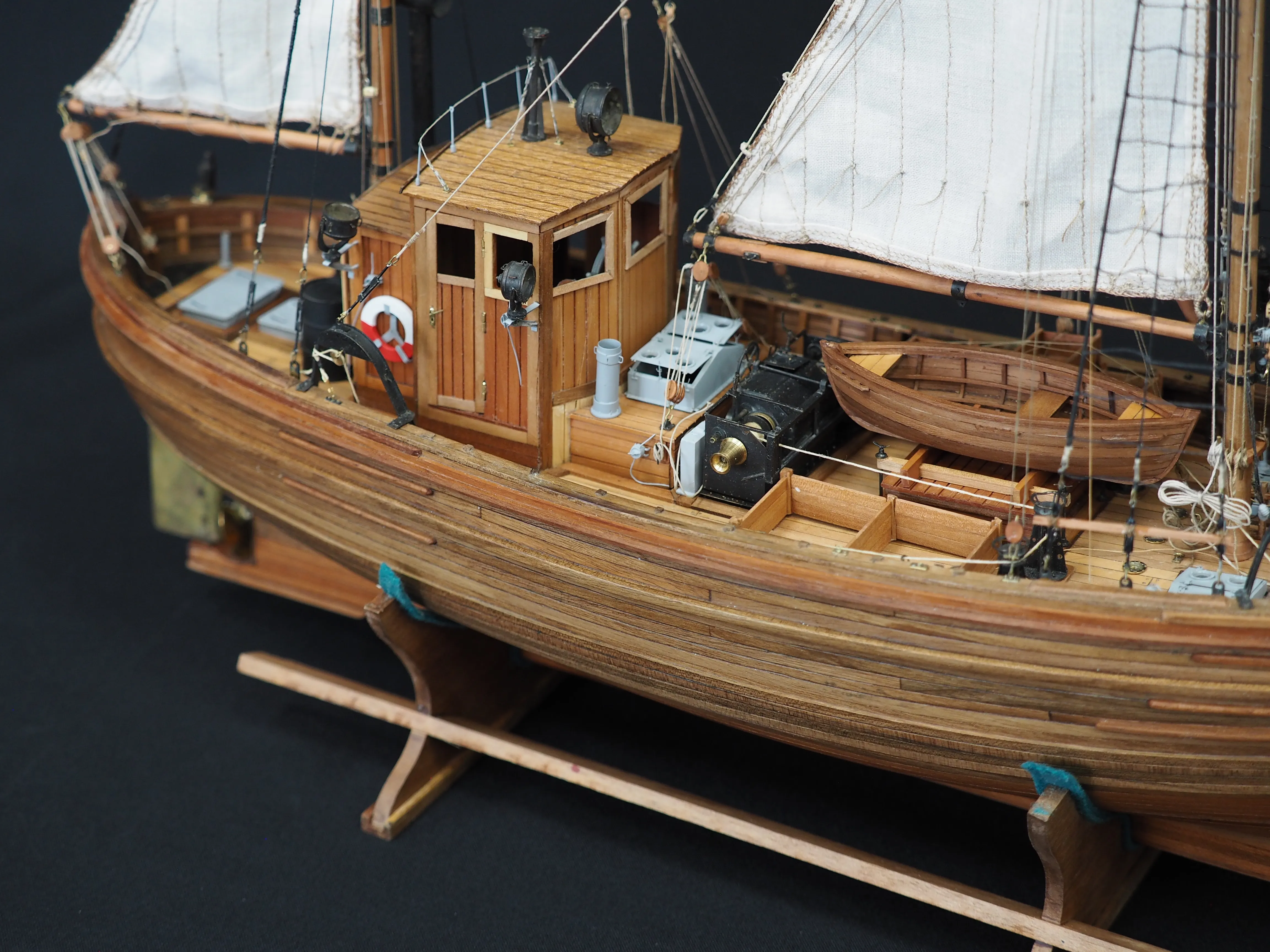 Модель корабля 17 метровый траловый рыболовный бот ГДР - Верфь на Столе