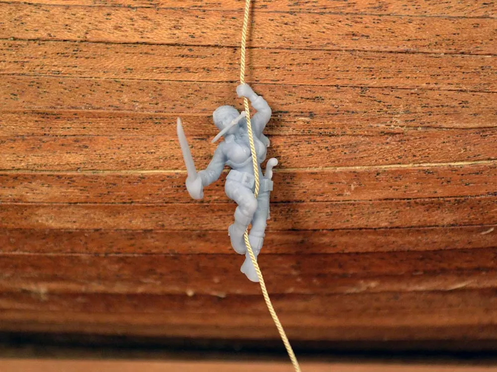 Фигурка пиратки на канате, 29 мм