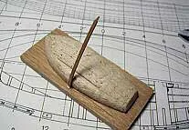 Вставляем и приклеиваем конец рейки в отверстие с одного края шлюпки