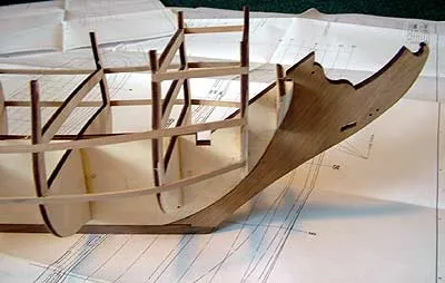 Киль, форштевень и ахтерштевень модели корабля