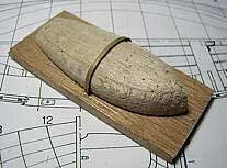 Огибаем рейкой матрицу и вклеиваем второй конец рейки