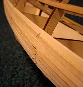 Временное крепление реек обшивки к шпангоутам