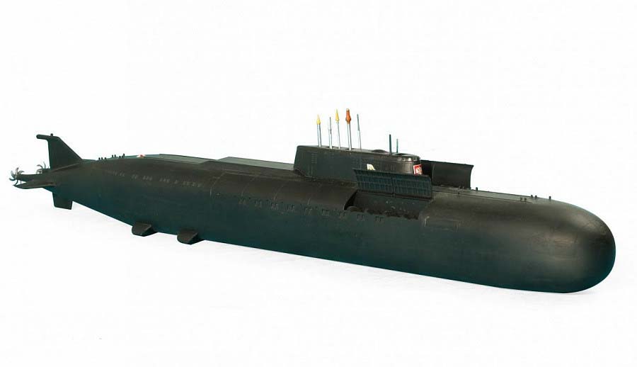 Российский атомный подводный ракетный крейсер К-141 "Курск" (подарочный набор) Российский атомный подводный ракетный крейсер К-141 "Курск" (подарочный набор)