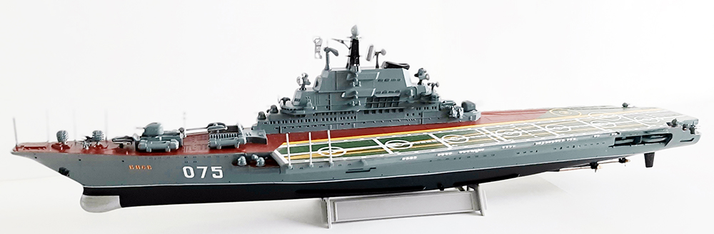 Модель из бумаги ТАК "Киев", СССР, 1975 год Модель из бумаги ТАК "Киев", СССР, 1975 год