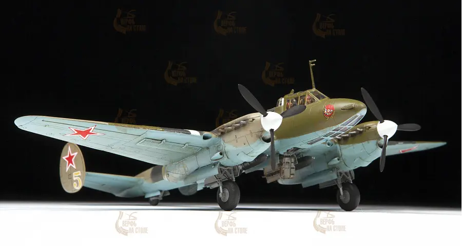 Бомбардировщик Пе-2 (подарочный набор) Бомбардировщик Пе-2 (подарочный набор)