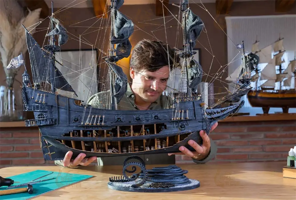 модель корабля своими руками Flying Dutchman (Летучий Голландец) с подсветкой и основанием модель корабля своими руками Flying Dutchman (Летучий Голландец) с подсветкой и основанием
