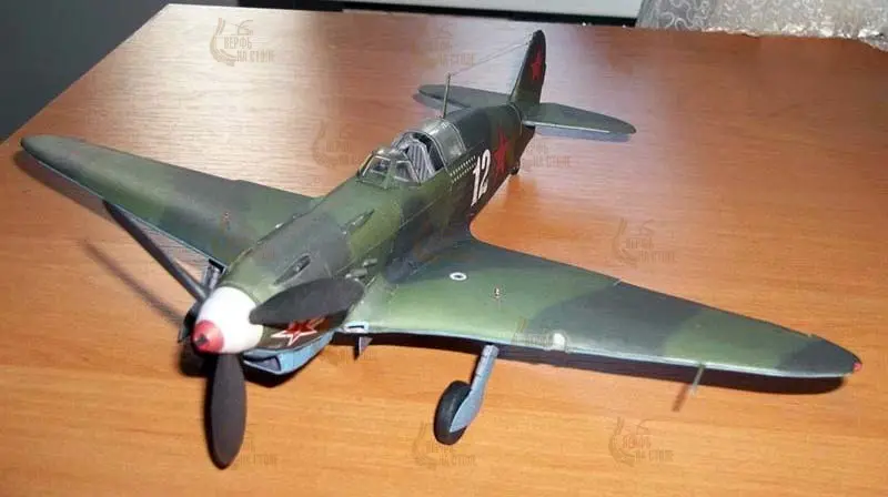 Модель из картона Истребитель 1942 Модель из картона Истребитель 1942